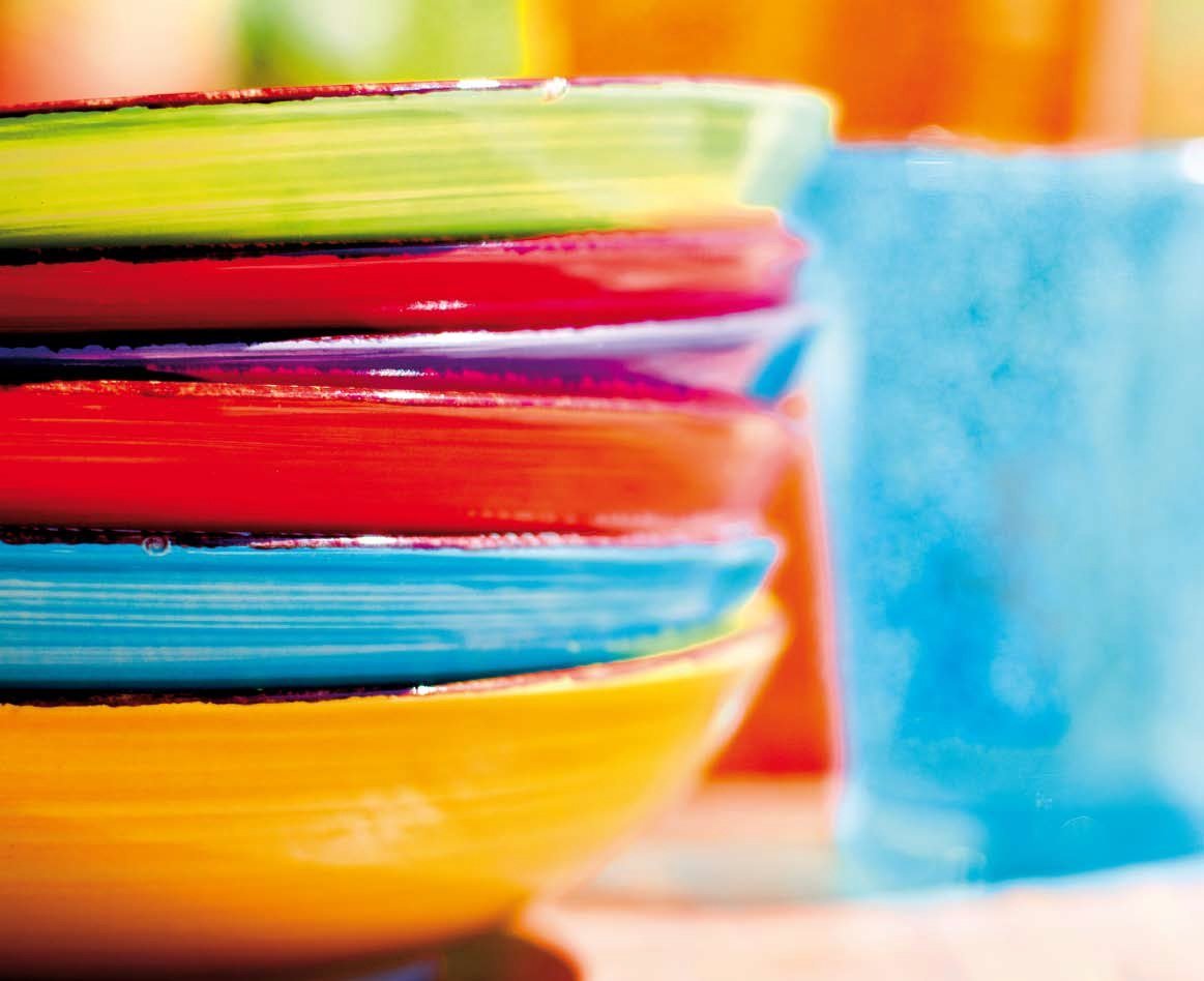 Piatti colorati per la tavola: forme e materiali scelti per voi