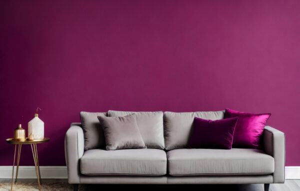 Divano grigio con parete colore magenta