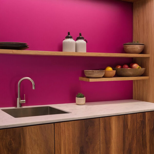 Cucina bianca con ante in legno e parete magenta